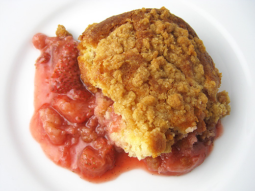 warm strawberry crumb cake